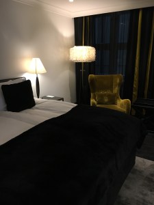 Huoneessa oli ison sängyn lisäksi myös pari mukavaa nojatuolia. Lilla Roberts, Helsinki