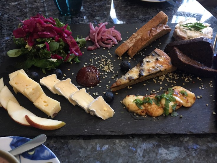 Helkatti, Helsinki, Kissakahvila, kahvila, kissat, Helkatin lautanen