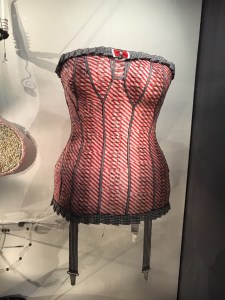 Marianne, korsetti, Suomen käsityön museo, Jyväskylä