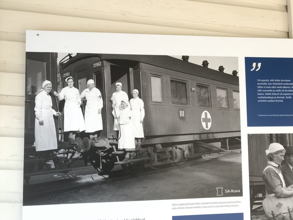 Lääkintälotat sairaalajunan portailla, lottamuseo