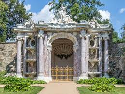 Sanssoucin palatsin puutarhassa on monenlaista kaunista nähtävää