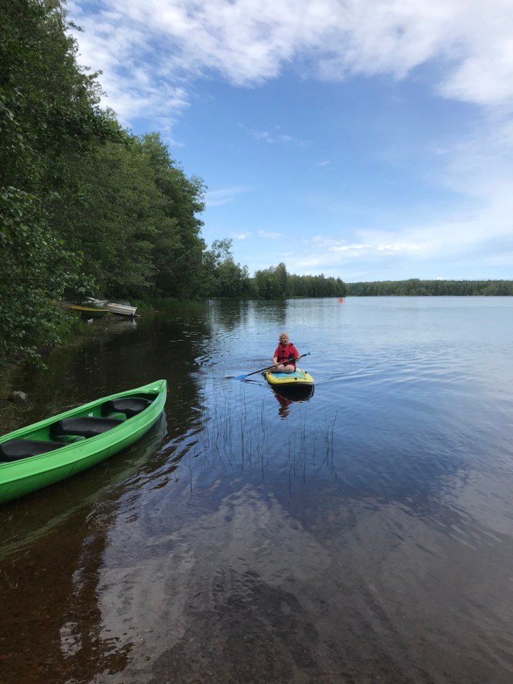 Retkellä lasten kanssa, lomalla kotimaassa, vuokraa SUP lauta, Liesjärvi, lasten kanssa, suppailemaan