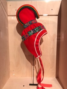 Saamelaisnaisen päähine. SIIDA. Sarvilakki